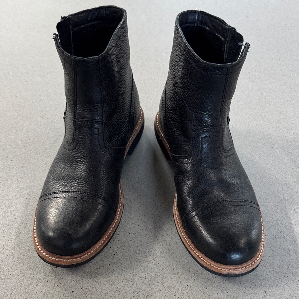 Ugg, men’s size 7, women’s size 9